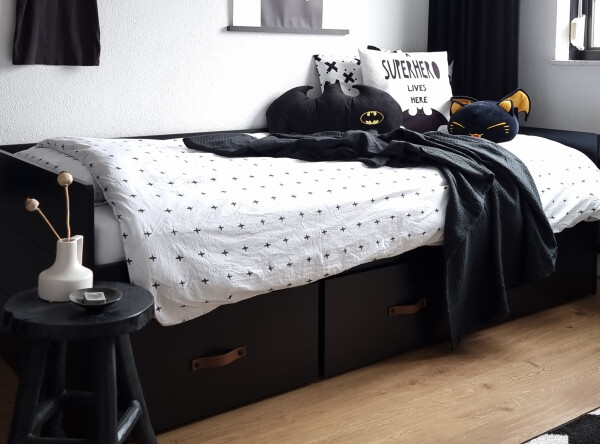 Bench bed 90x200 with 3 drawers Floris Matt Black/Natural (excl. bottom) Bench bed 90x200 with 3 drawers Floris Matt Black/Natural (excl. bottom)