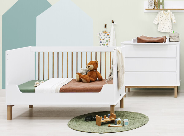Mika 2 piece nursery furniture set with bench bed White/Oak